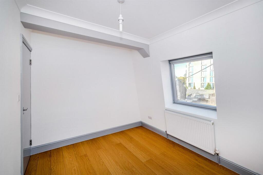 Main Bedroom (2).jpg