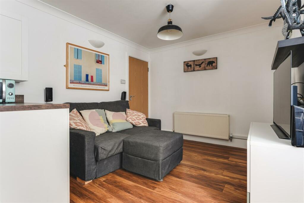 18 Evering Road (Flat 1)-9.jpg