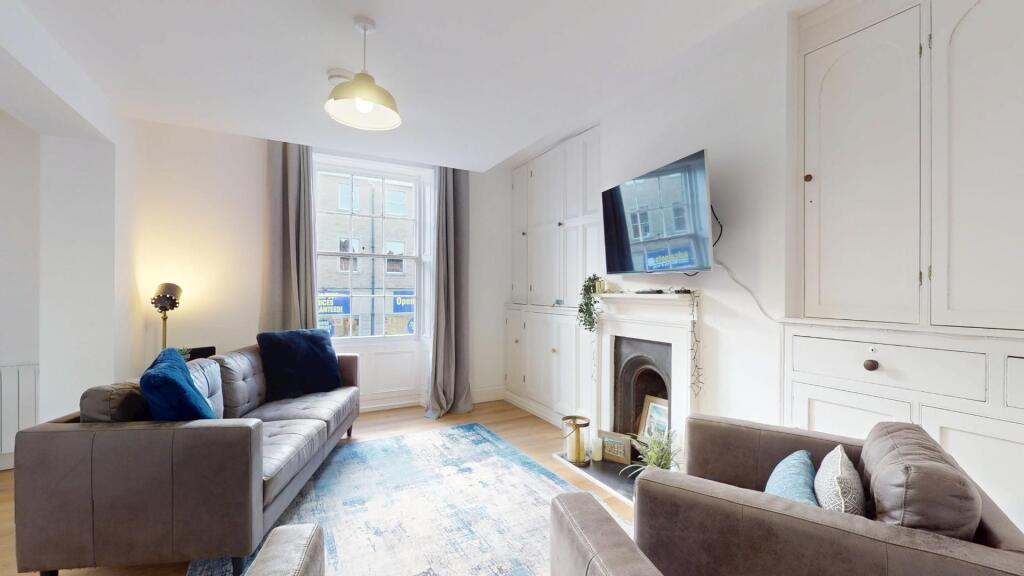 Flat-2-38-Boroughgate-LIVING-ROOM 1.jpg