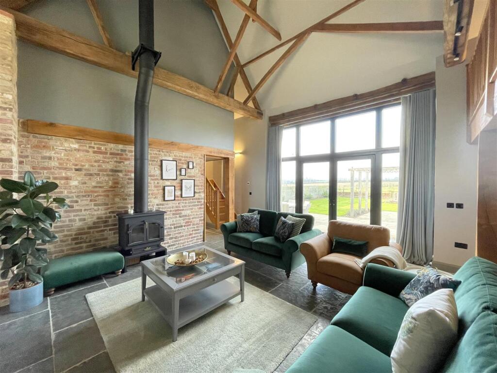 Living room 2.jpg