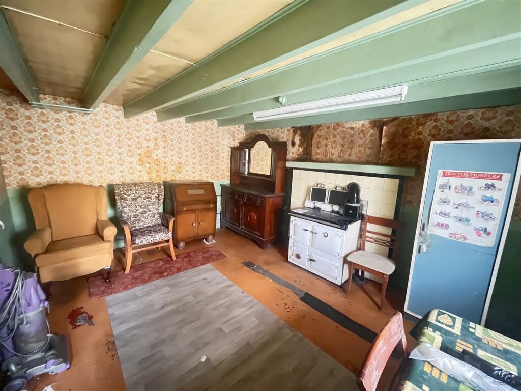 MAIN LIVING/DINING ROOM