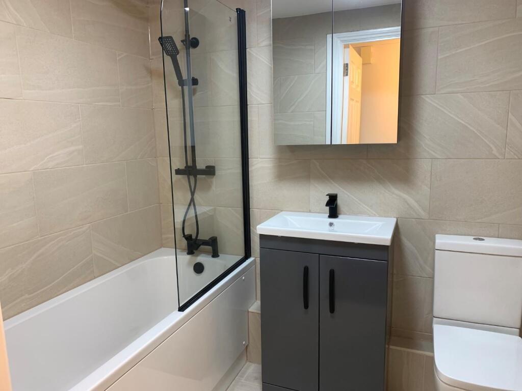 Main bathroom.jpg