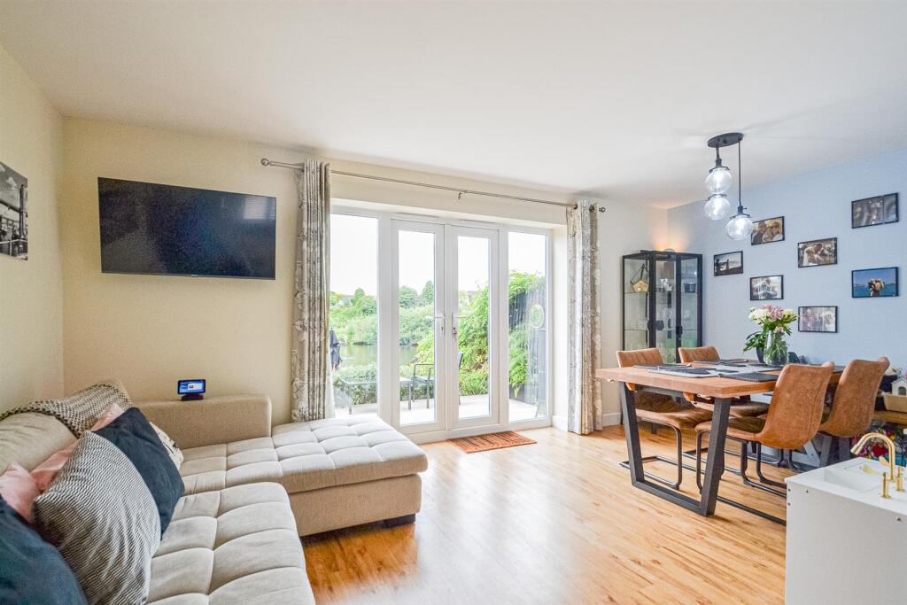 Open Plan Family Room &amp; Dining Room