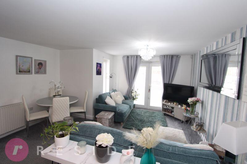 Lounge/Dining Area