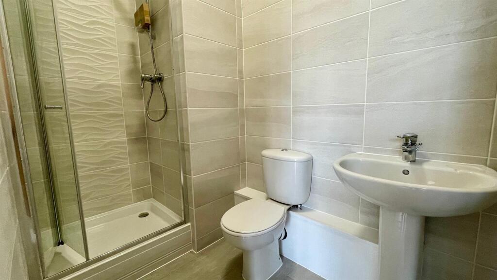 TILED EN-SUITE 3 PIECE SHOWER ROOM