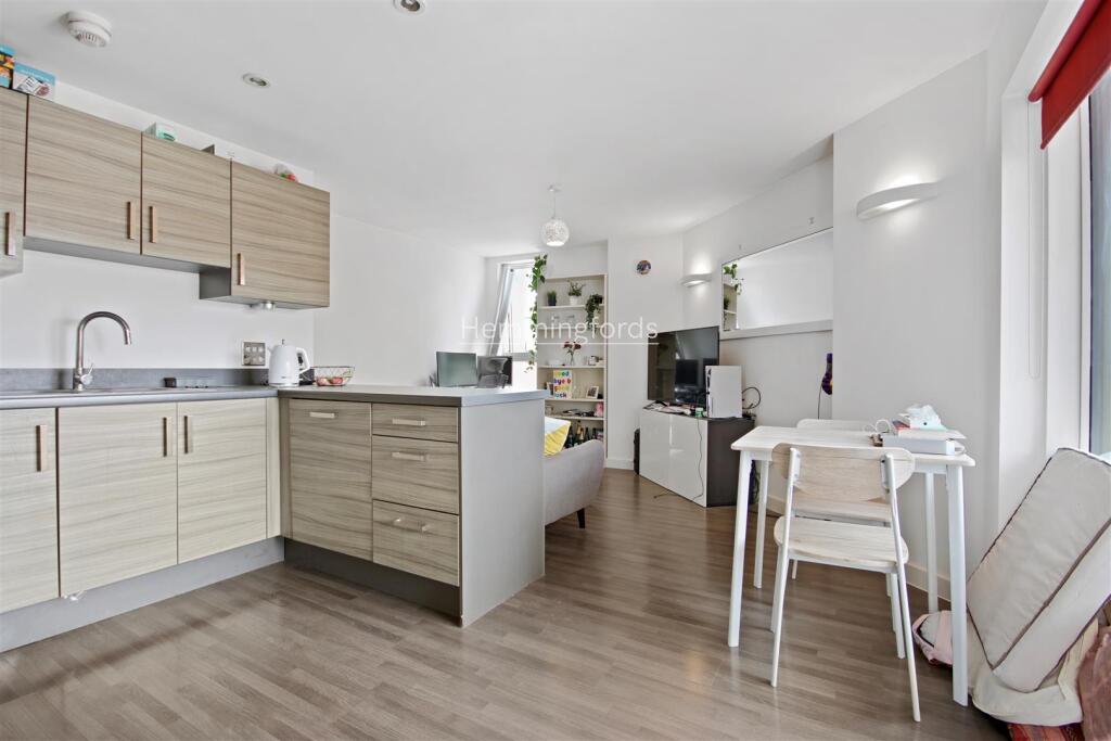 06-76731 - AM - 65, Dance Square London, EC1V 3AJ-