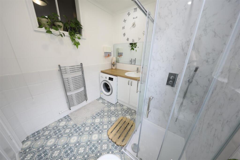Shower/utility room