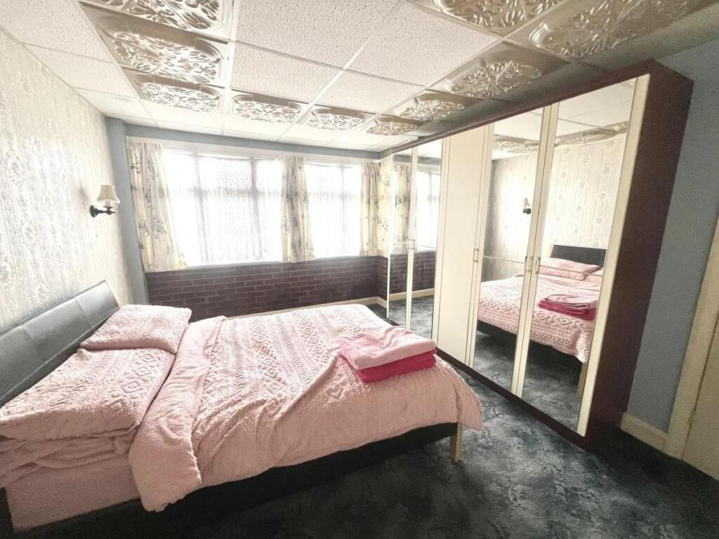 93 grosvenor bedroom.jpg