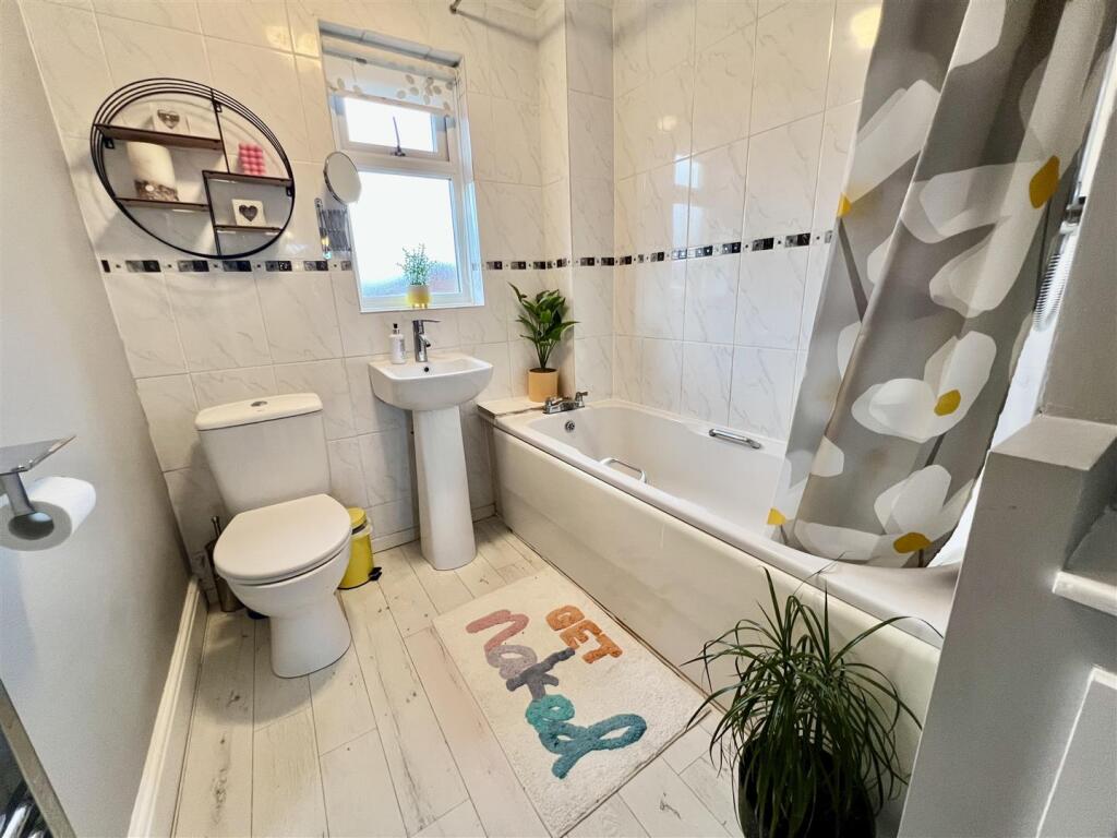 BATHROOM/WC