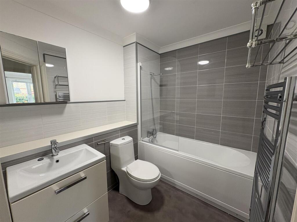 1 Clarendon Place main bathroom.jpg