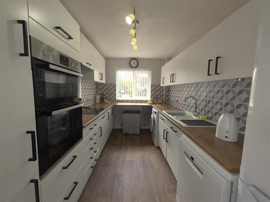 FITTED KITCHEN