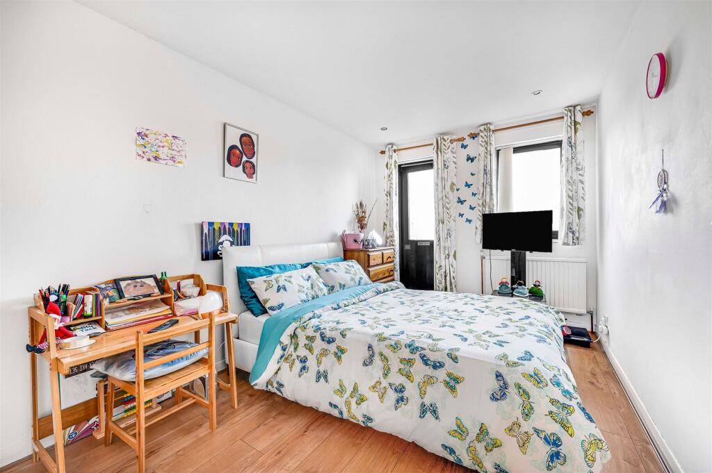 Davies___Davies_21_Searle_Pl__Finsbury_Park__Londo