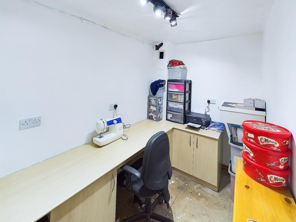 CAM04233G0-PR0009-STILL014