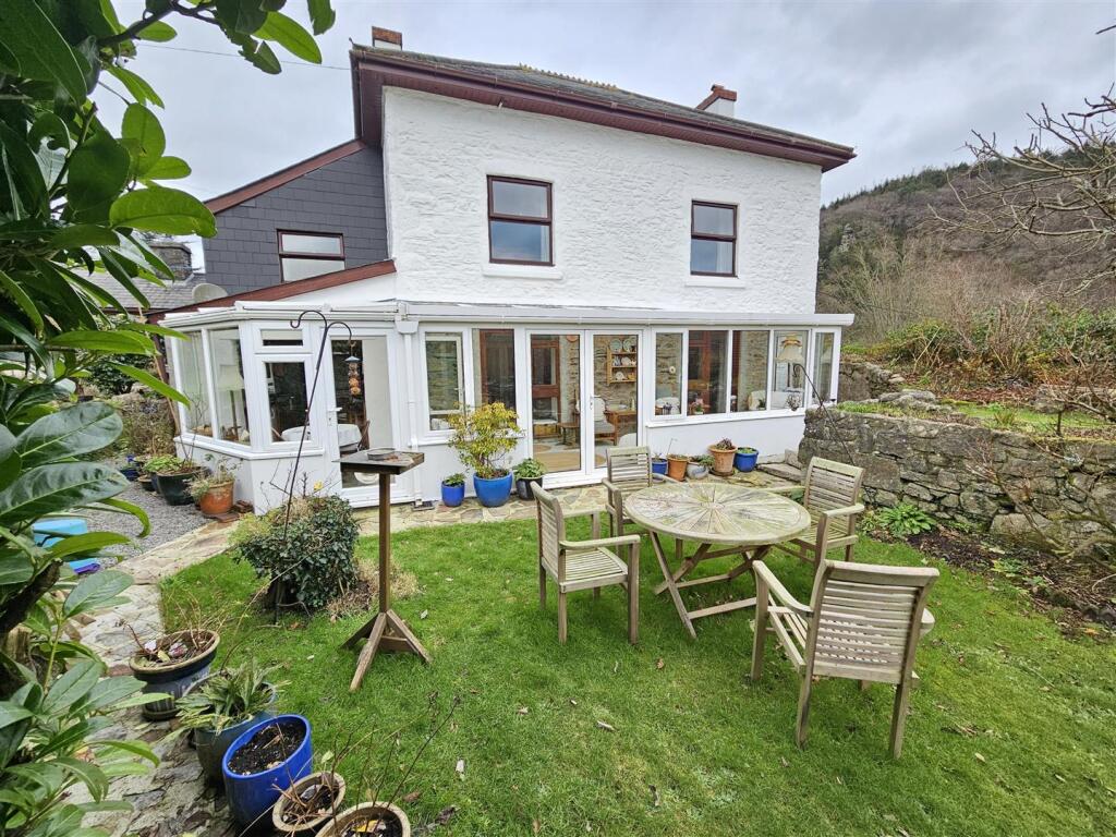 Cottage garden and rear.jpg