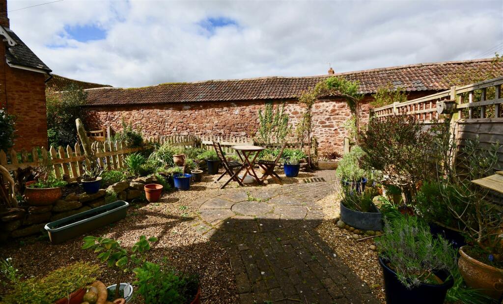 Courtyard Garden to Front