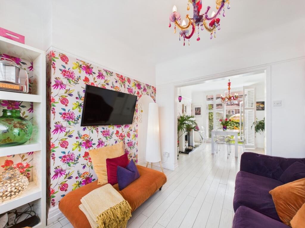 CAM02386G0-PR0135-STILL004