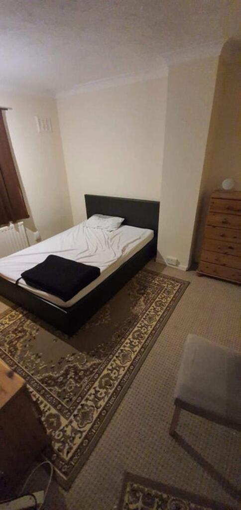 A cozy double bedroom featuring a spacious layo...