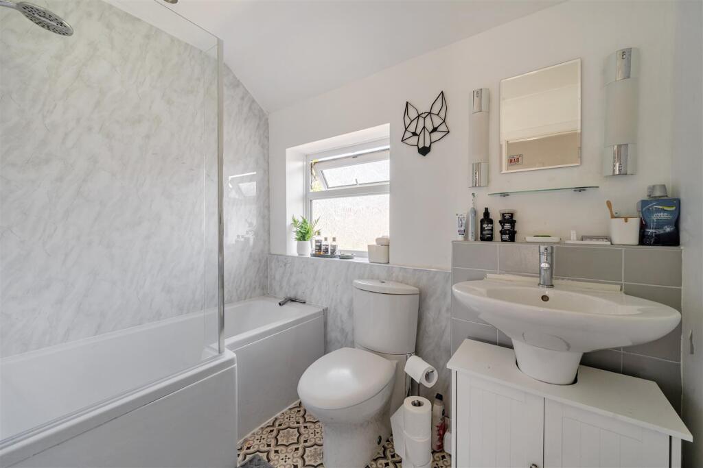 14 Queens Way, Hurley