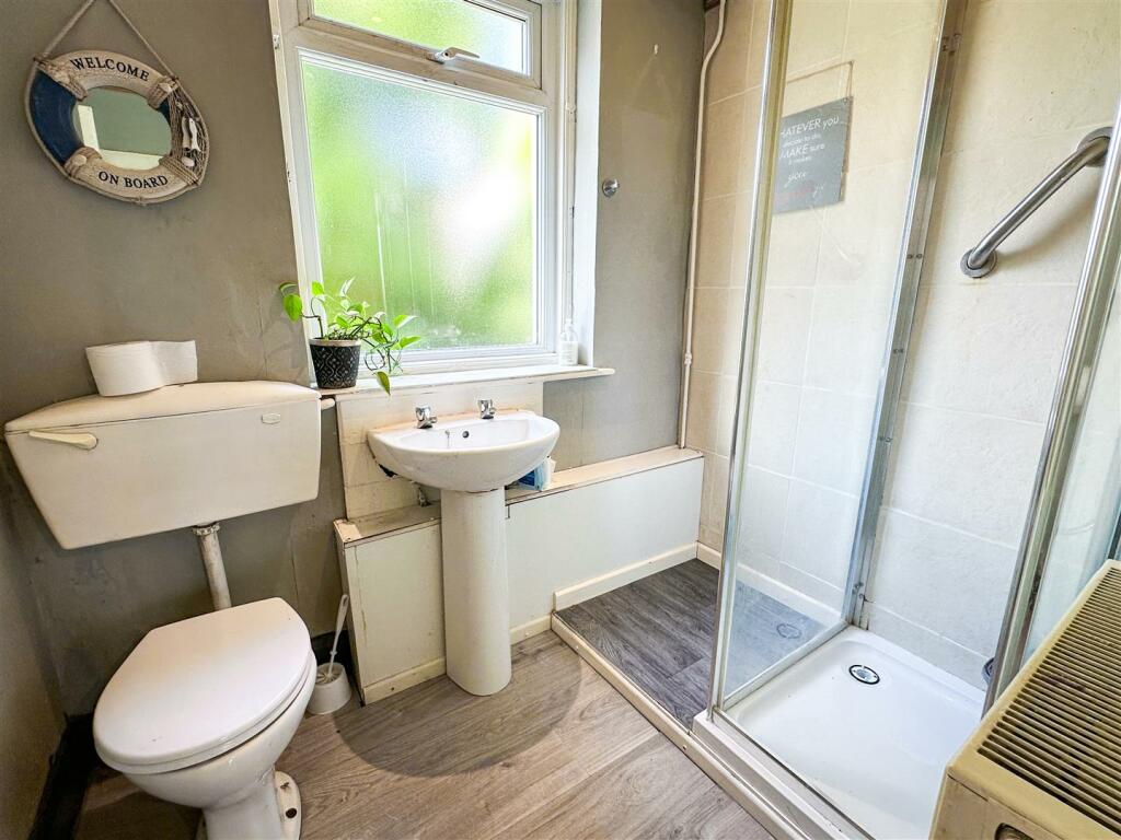 SHOWER ROOM