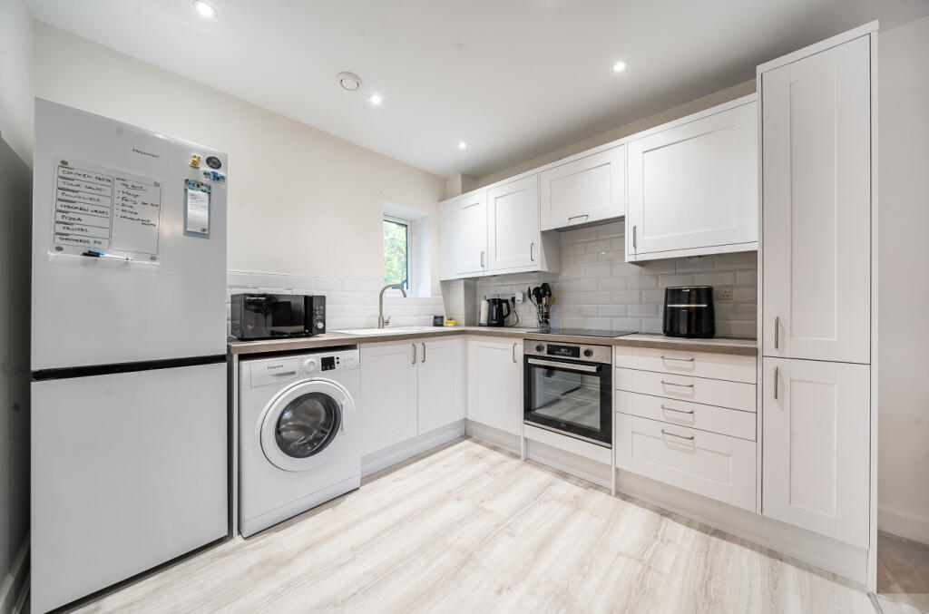 1369072-6-68ed358...