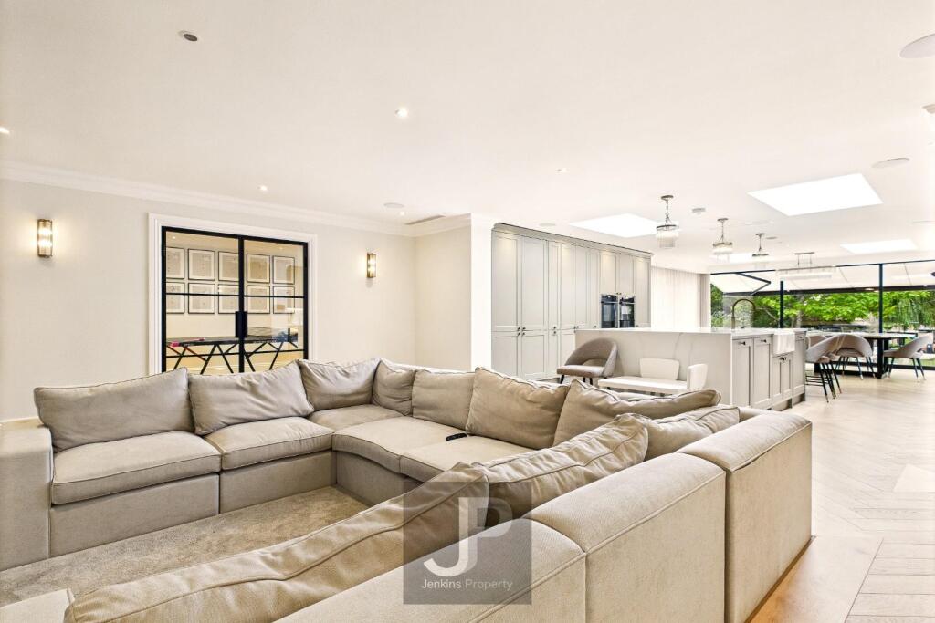 Lounge Kitchen