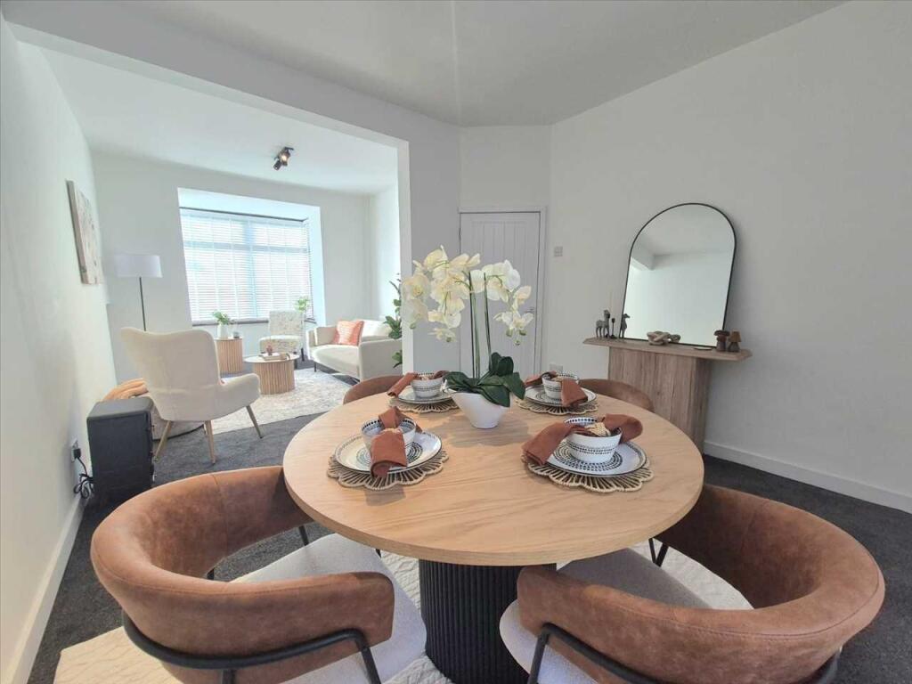 Lounge/Dining Area
