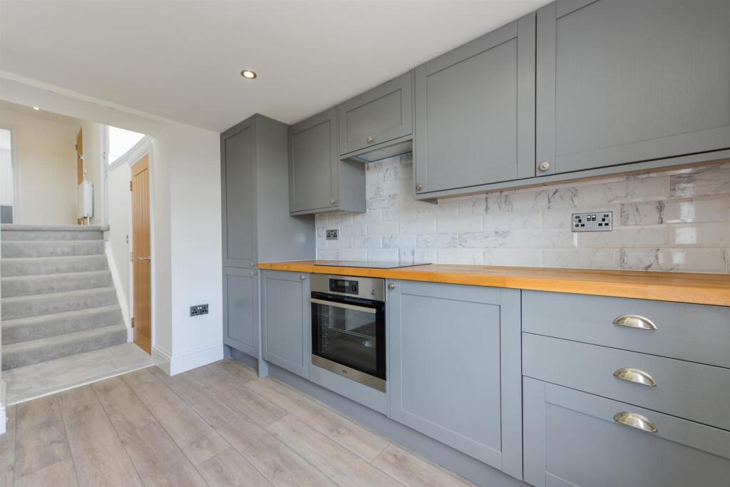 Flat 2, 12 Marine Gardens1.jpg