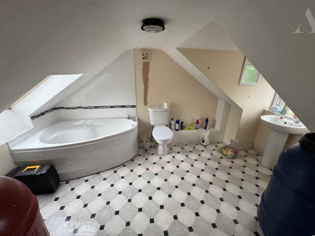 7 Azalea Loft Room bathroom