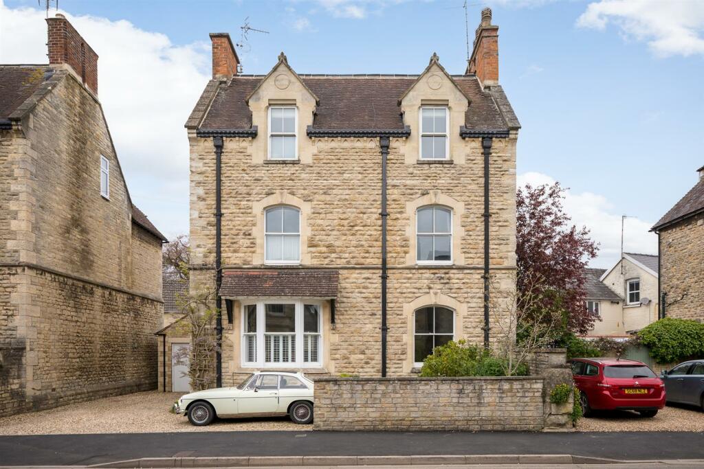 5 - 4 Victoria Road - GL7 1EN - Web.jpg