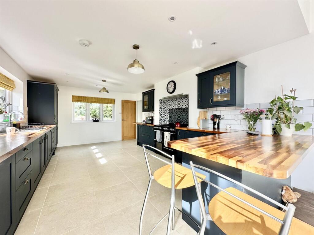 Kitchen2.jpg