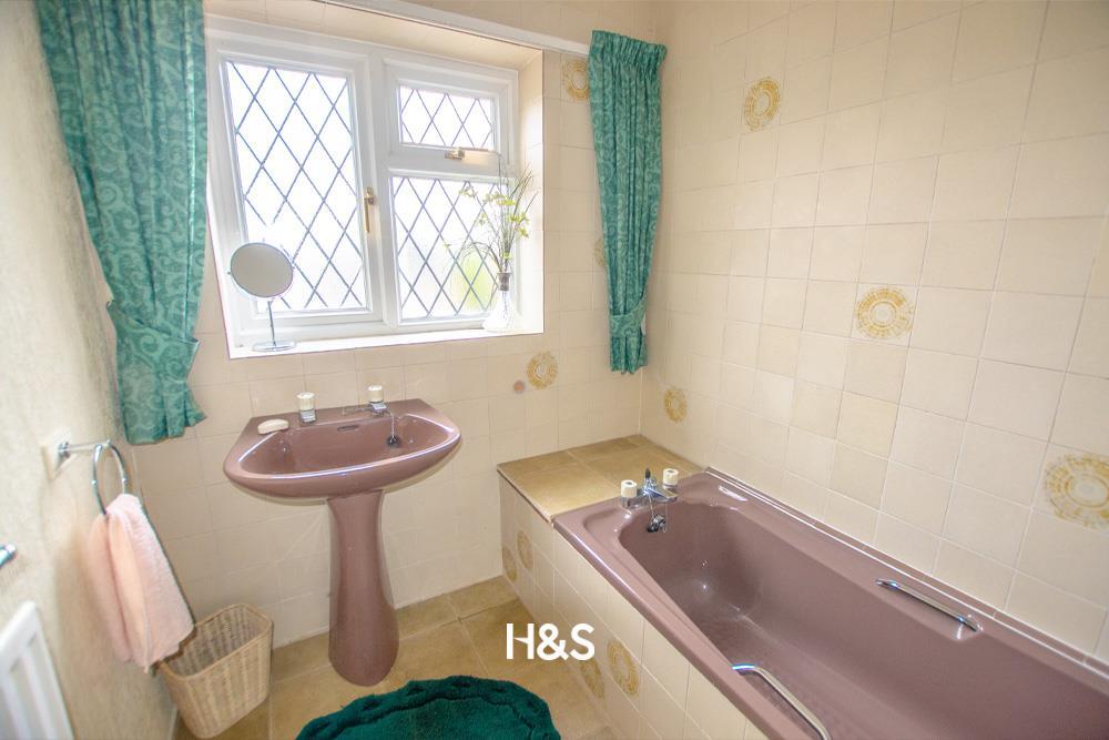 3 northbrook - bathroom.jpg