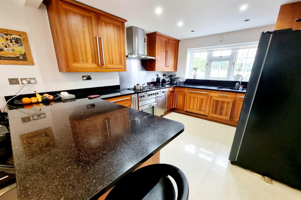 WELL FITTED KITCHEN/DINER: