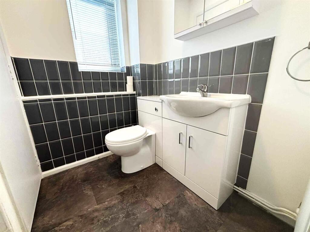 BATHROOM 1 NEW.jpg