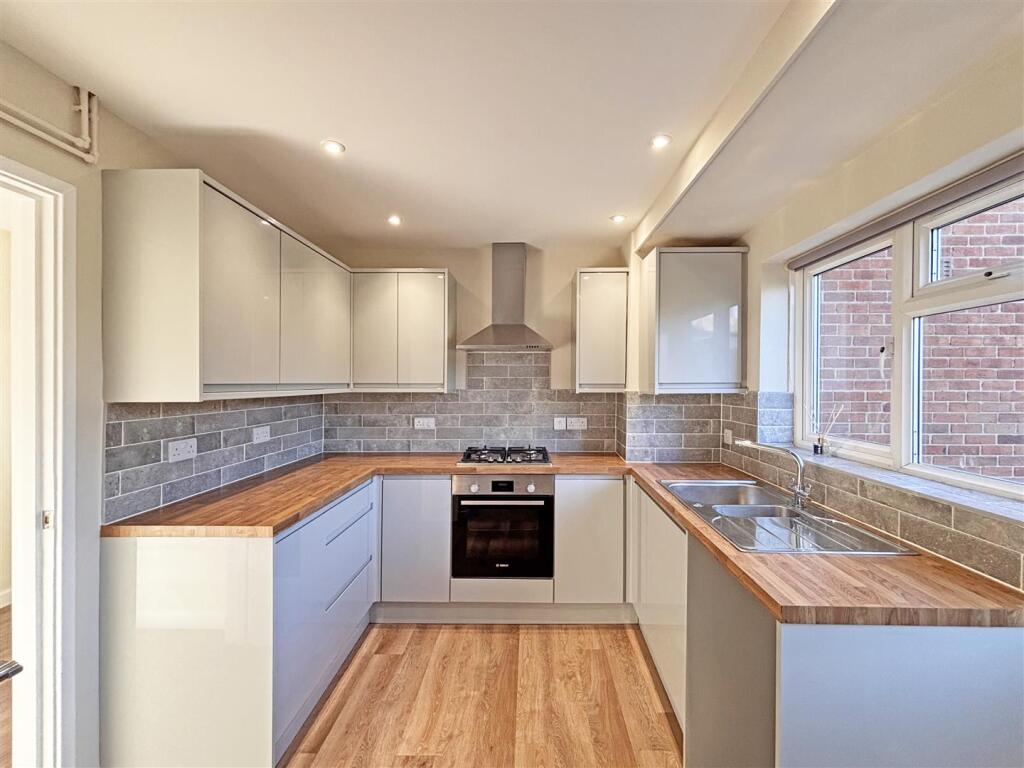 Shorncliffe Way 4 Kitchen 2.jpg