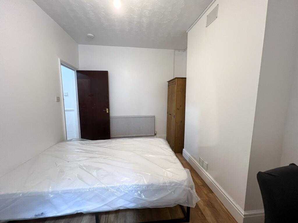 Bed 2.jpg