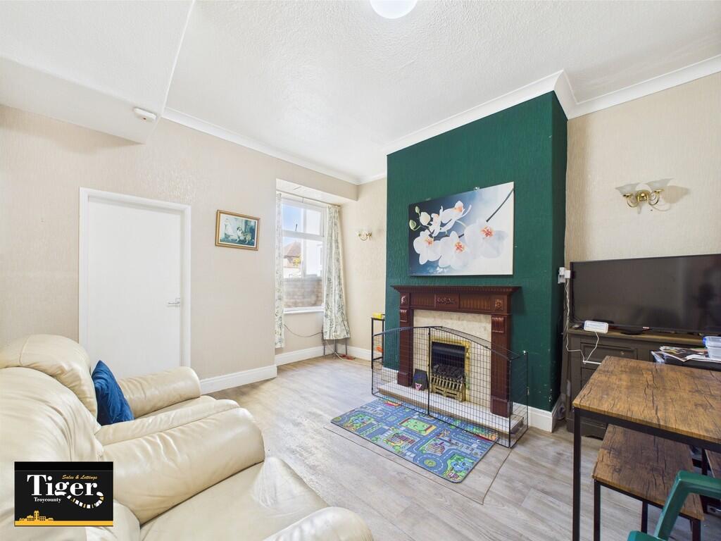 CAM02176G0-PR0575...