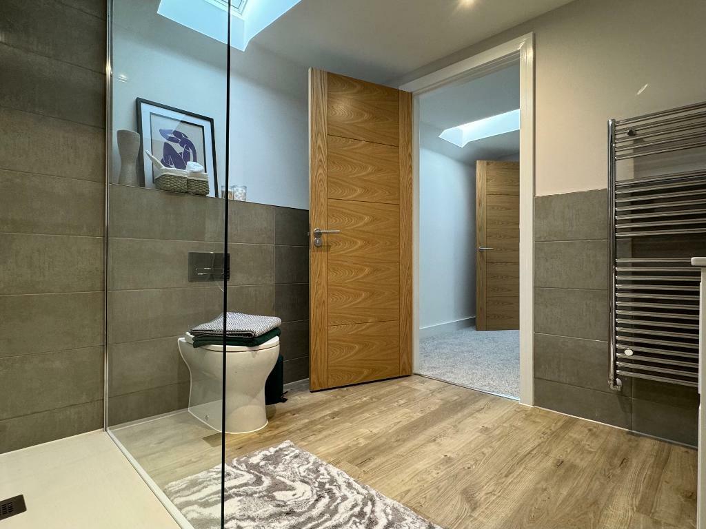 En suite shower room (main bedroom)