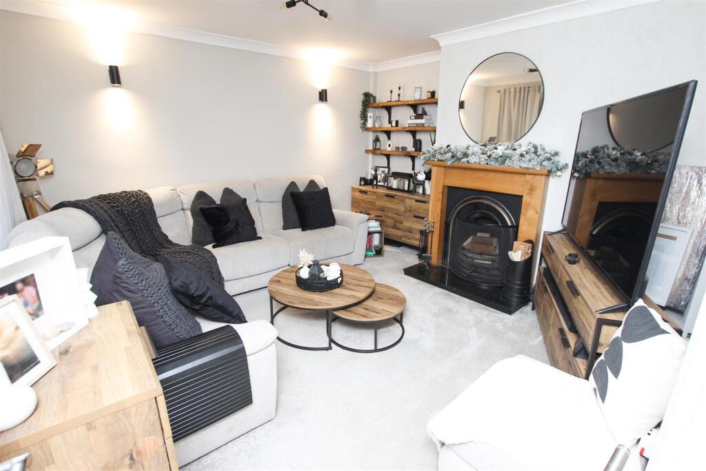 FRONT FACING LOUNGE