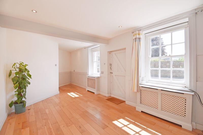 Sitting/dining room 