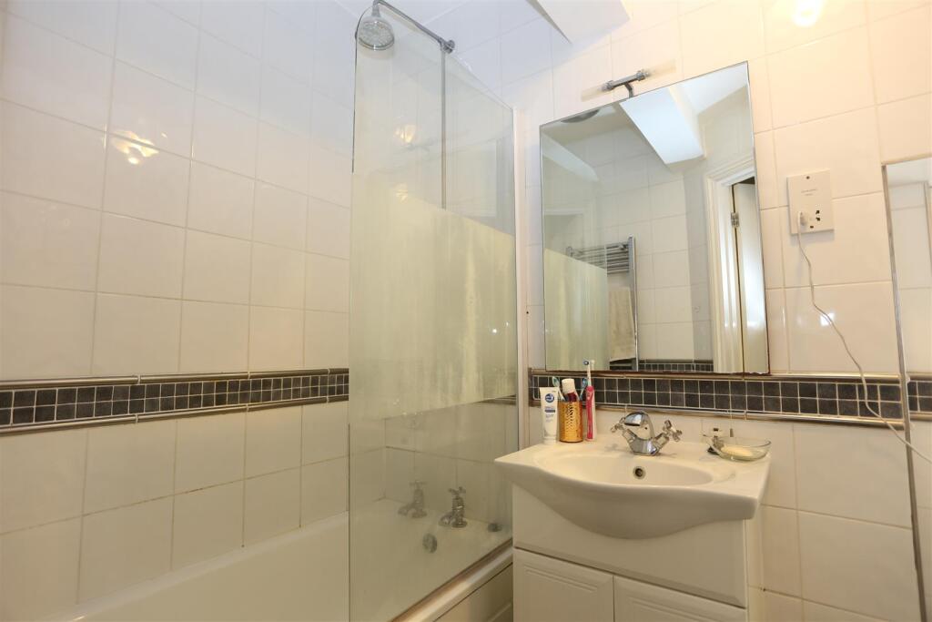 5, 54-56 Brunswick Place bath.JPG