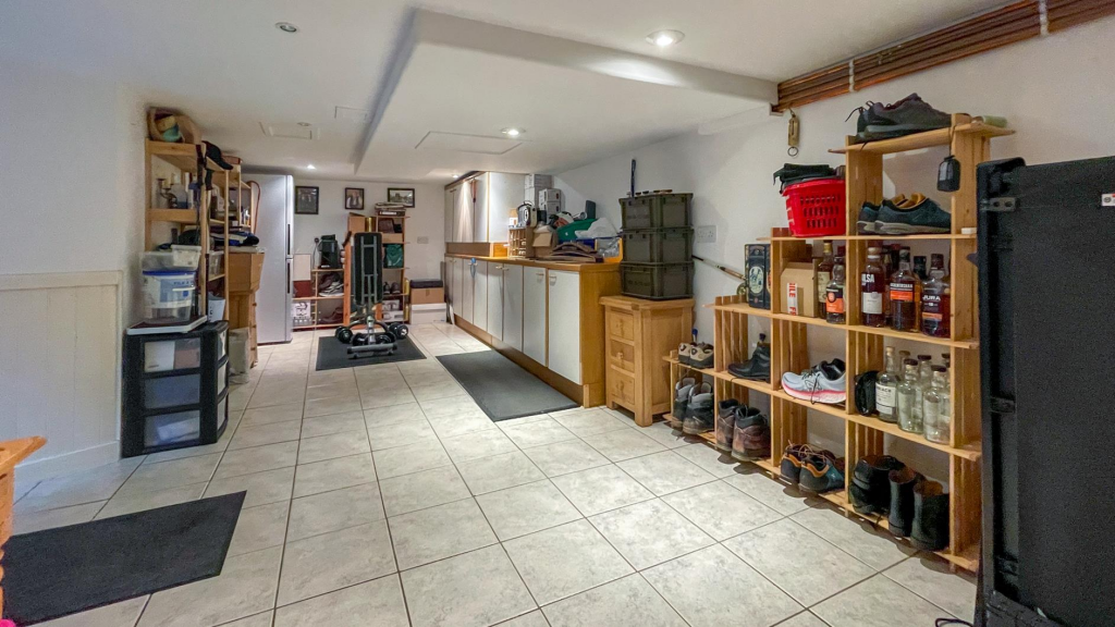 The Square 38-16.png