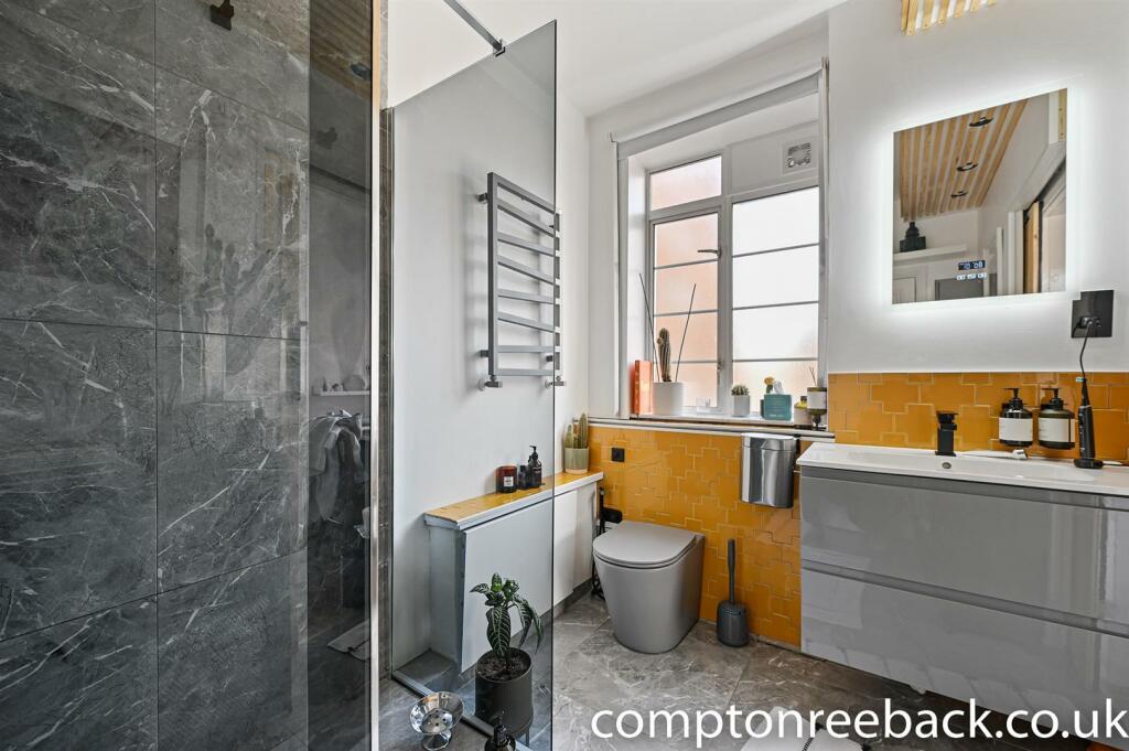 CR - 38 St James Close - Ensuite3 (1).jpg