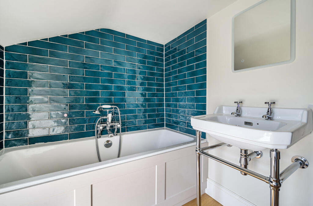 1343110-6-68a9216...