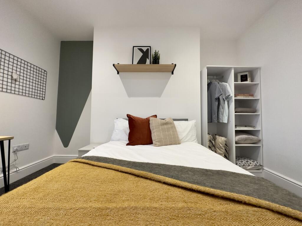 A stylish and well-maintained double bedroom fe...