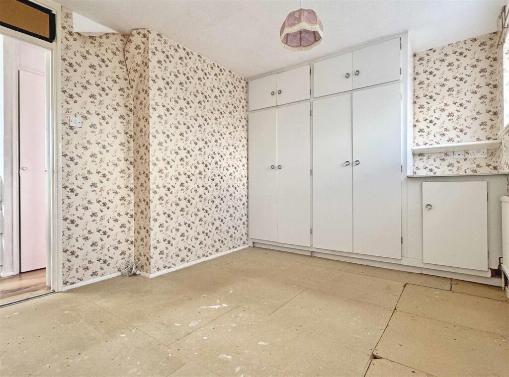 Master Bedroom b.jpg