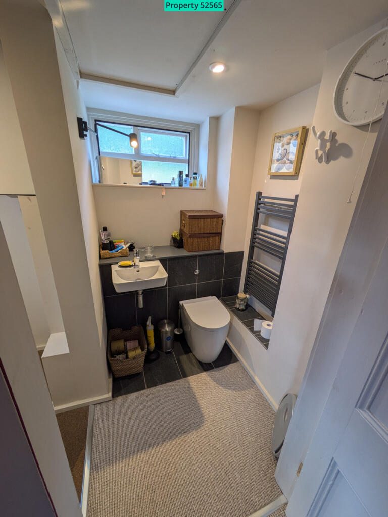 Ensuite red wc