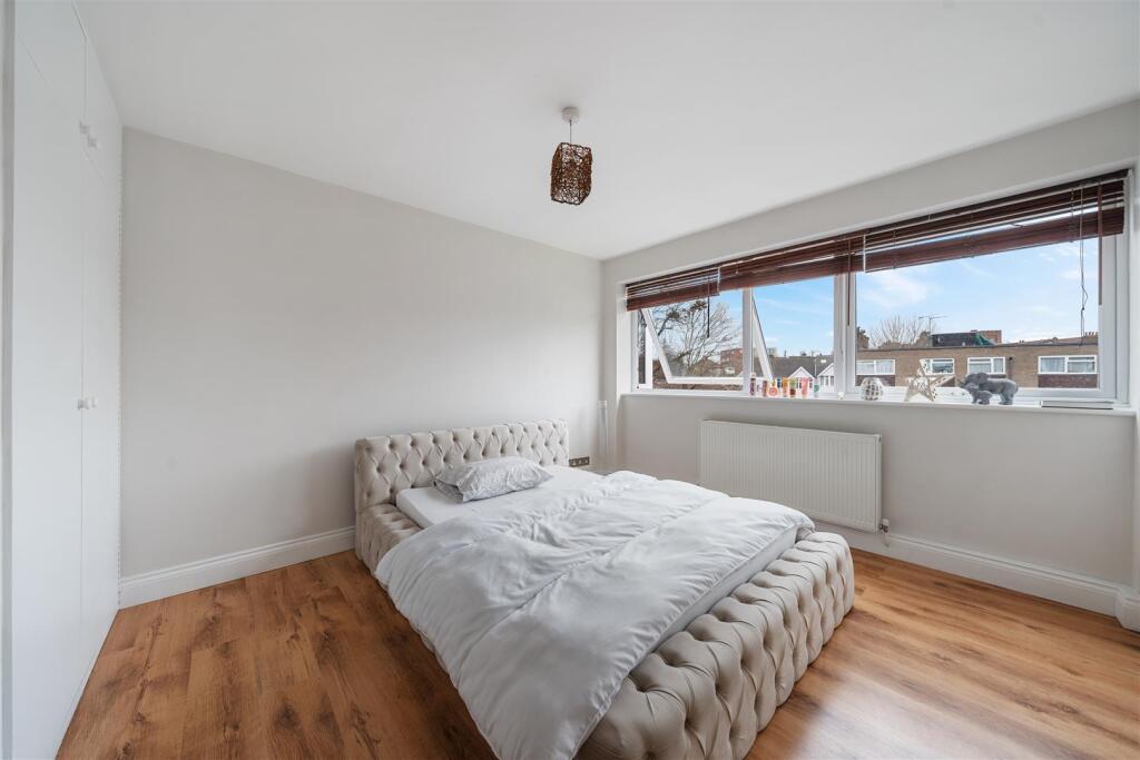 Albany Court N12 8NN-4.jpg