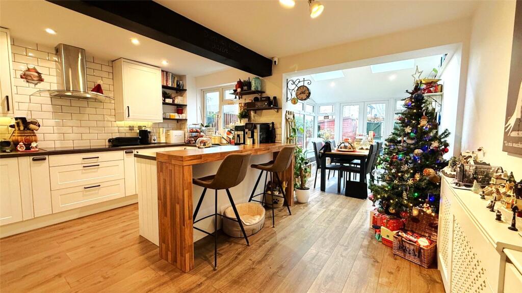 Kitchen/ Dining Room
