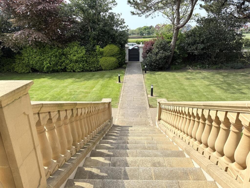 ELEVATED COMMUNAL ENTRANCE