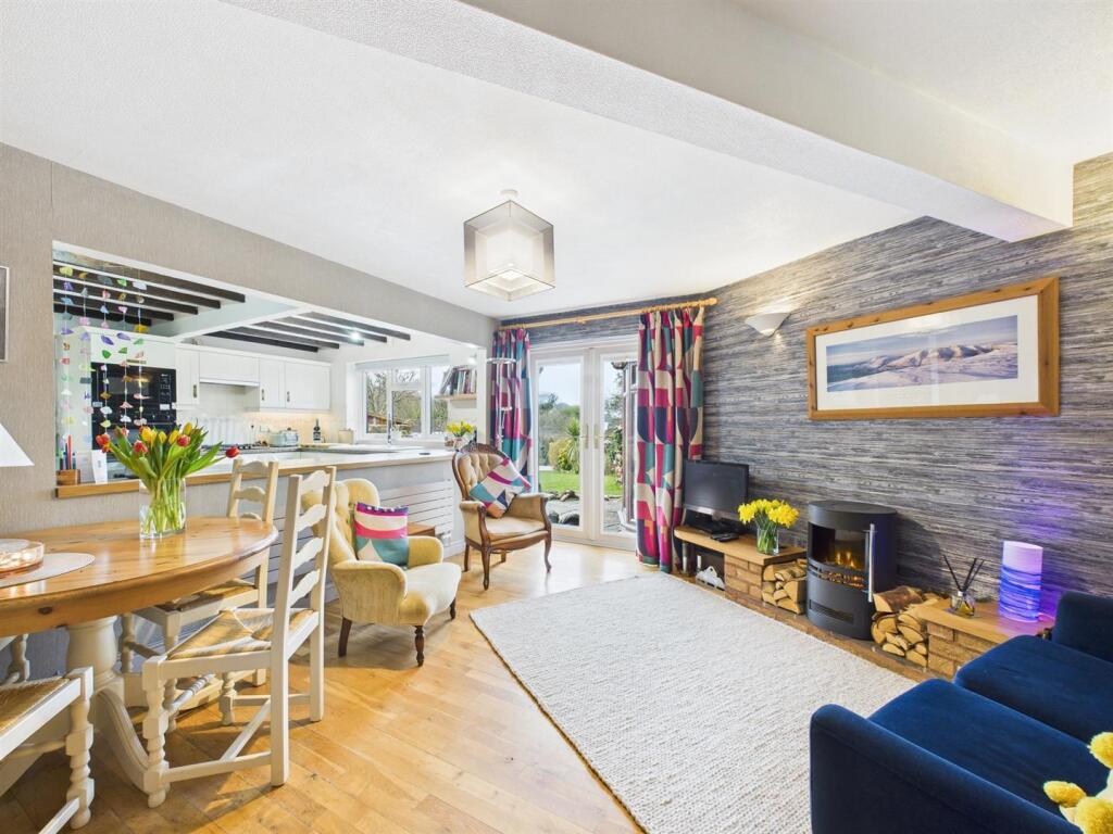 Lounge/Dining Area